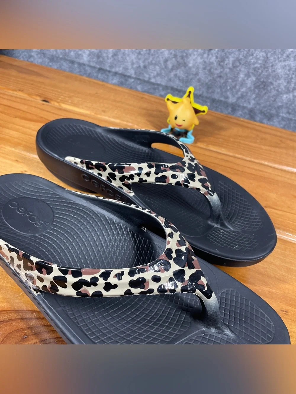 OOFOS OOlala Luxe WOMENS SIZE 8 Leopard Recovery Sandals Black Thong Flip Flops